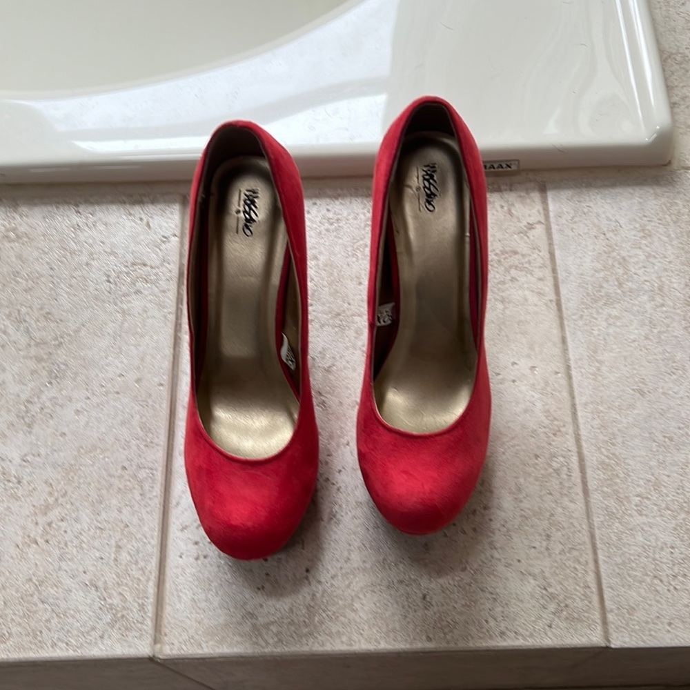 Massimo size 6 pinkish red suede Platform pumps.